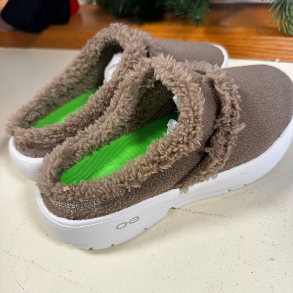 OOFOS Brown Fuzzy Slippers - Picture 2 of 6